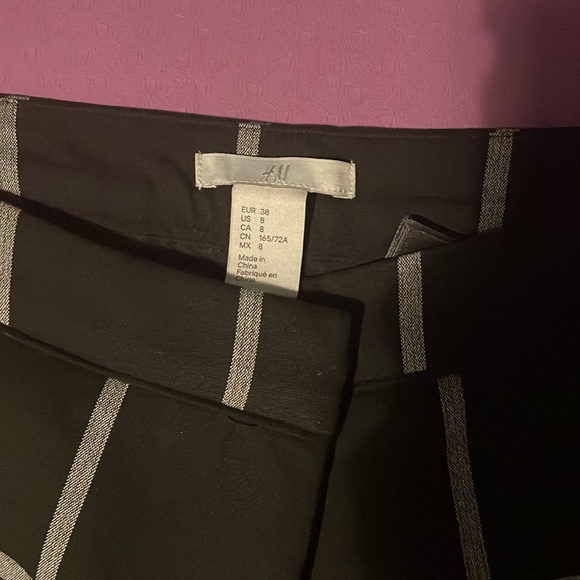 H&M size 8 black and white window pane capri pants - Picture 2 of 3